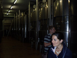 Alessia e Daniel all’interno della cantina della Cave du Vin de Morgex (37356 bytes)